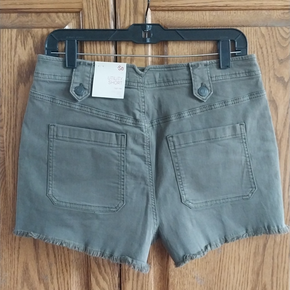 SO NWT High-Rise Utility Shorts Frayed Hem Size 13 Olive Green 2.5" Inseam - Picture 10 of 13